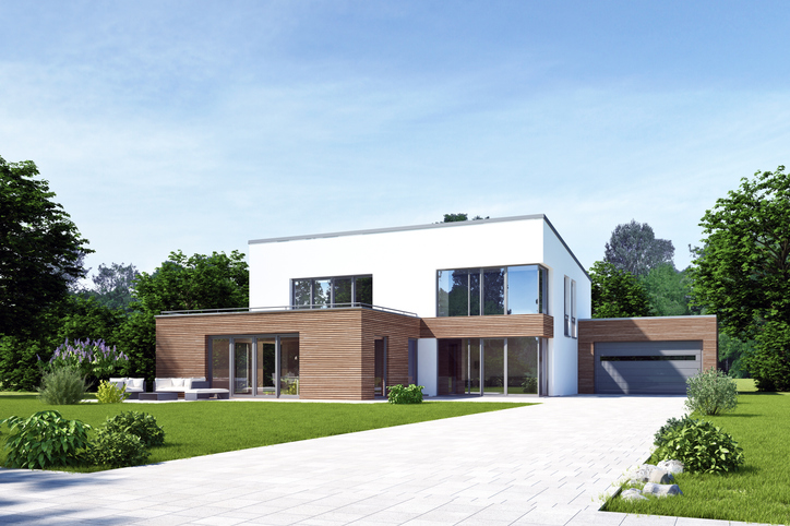Das Bild zeigt ein modernes Einfamilienhaus mit großzügigen Garten
