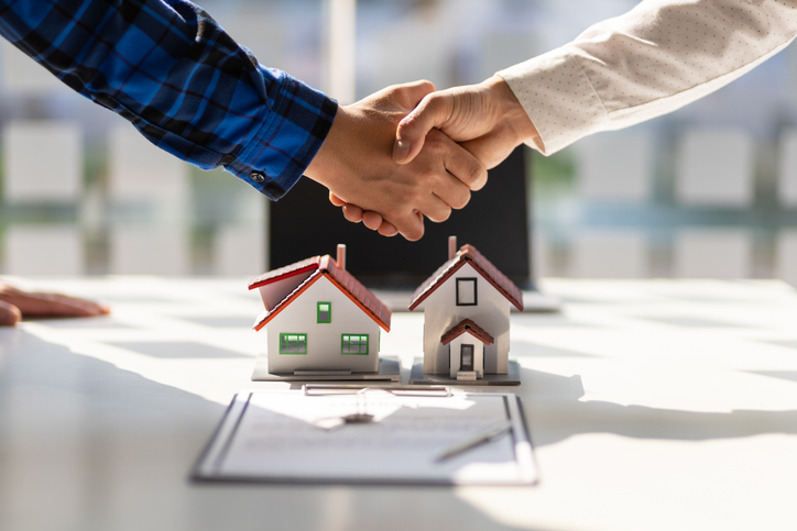 Das Bild zeigt einen Handschlag bei Abschluss einer Immobilientransaktion