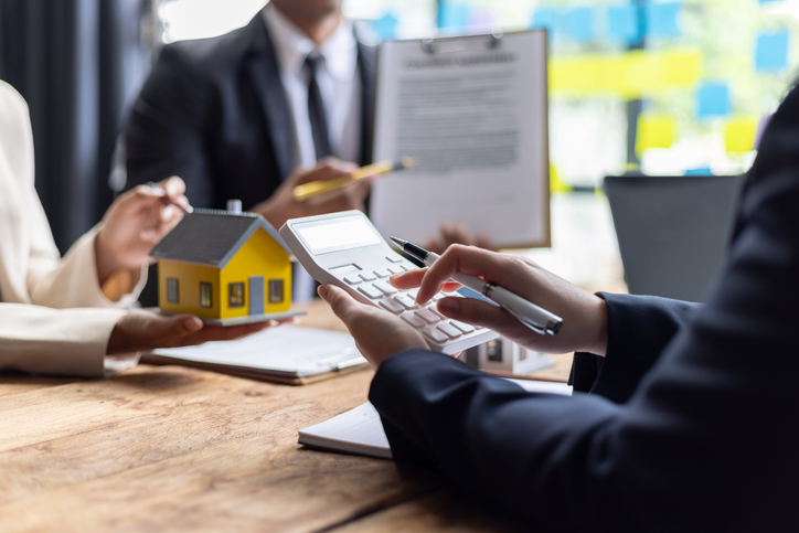 Das Bild zeigt einen Immobilienmakler, der eine Wertermittlung für eine Immobilie durchführt